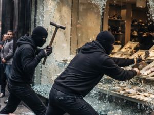 لصّان ملثمان يقتحمان محل مجوهرات وسط صمت المتفرجين