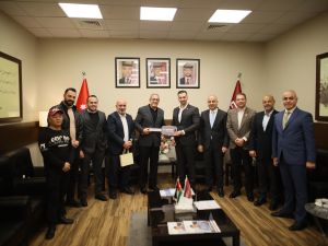 المركزية كنج لونج الأردن تسلّم جامعة الشرق الأوسط خمس حافلات حديثة