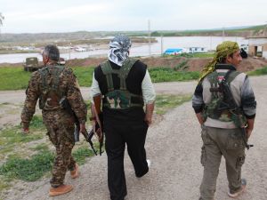 شمال سوريا – 19 مارس: جنود أكراد في شمال سوريا. التُقطت الصورة في 19 مارس 2013.