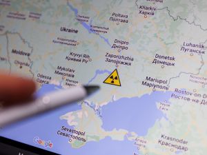 محطة زابوريجيا النووية على الخريطة. خطر تسرب نووي وإشعاع. الحرب في أوكرانيا.