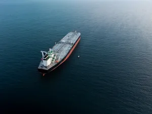 منظر جوي لسفينة ناقلة كبيرة للنفط الخام في عرض البحر بمضيق هرمز، تنقل النفط ومنتجاته البترولية حول العالم.