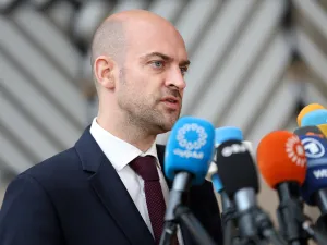وزير الخارجية الفرنسي جان نويل بارو يصل لحضور اجتماع في الاتحاد الأوروبي…