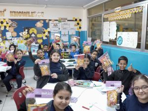 الإمارات الإسلامي يحتفي بالتقليد العريق «حق الليلة» في دولة الإمارات العربية المتحدة بتوزيع الهدايا والحلويات للأطفال