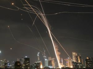 إطلاق صواريخ