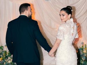 ملك أحمد زاهر تتألق بالفستان الأبيض المطرّز في حفل خطوبتها