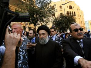 رجل الدين اللبناني الشيعي السيد علي الأمين (في الوسط) برفقة النائب باسم السبع (يمين) للمشاركة في جنازة وزير الصناعة اللبناني المغتال بيار الجميّل في قلب بيروت، في 23 نوفمبر 2006.(AFP)