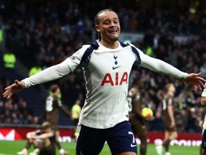 برشلونة يدرس استعادة نجمه السابق تشافي سيمونز