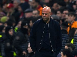 سلوت يلمح لتأثر الحكم بأجواء الملعب وينتقد قراراته