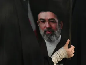 امرأة شيعية باكستانية تحمل صورة للزعيم الأعلى الإيراني الجديد آية الله مجتبى خامنئي خلال مظاهرة لإحياء يوم القدس (الذي يُقام سنويًا في آخر جمعة من شهر رمضان) في لاهور بتاريخ 13 مارس 2026(AFP)