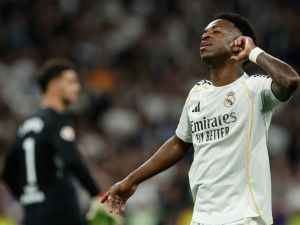 سيميوني يحتج على تصرف فينيسيوس في اللحظات الأخيرة