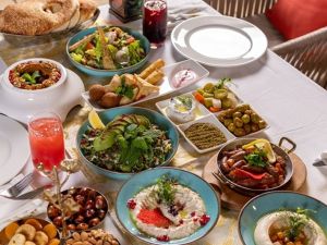 احتفلوا بعطلة عيد الفطر على شاطئ البحر في فندق إنتركونتيننتال أبوظبي مع تجارب الطعام المُميّزة وباقات الإقامة العائلية الفاخرة