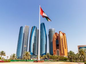 ابوظبي :مقتل شخصين وإصابات جراء سقوط شظايا صاروخ