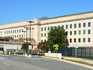 أرلينغتون، فيرجينيا، الولايات المتحدة – 24 نوفمبر 2018: مبنى البنتاجون في مقاطعة أرلينغتون بولاية فيرجينيا، وهو المقر الرئيسي لوزارة الدفاع الأمريكية (لقطة جزئية). الخريف.