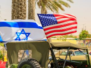 أعلام إسرائيل والولايات المتحدة الأميركية