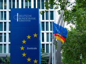 لوحة البنك المركزي الفيدرالي لجمهورية ألمانيا الاتحادية، البنك المركزي الألماني ضمن نظام اليورو، المسؤول عن التحكم في التضخم والسياسة النقدية في ألمانيا.