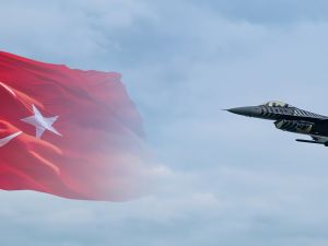 طائرة مقاتلة تركية من طراز سولوتورك F-16 تحلق أمام خلفية علم تركيا.