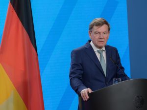 يوهان فاديفول في اجتماع بمدينة برلين.