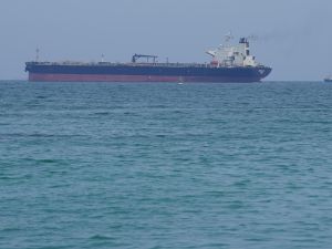 خور فكان، الشارقة، الإمارات العربية المتحدة - 27 أبريل 2023: ناقلة وسفن أخرى أبحرت