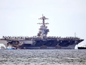 حاملة الطائرات الأمريكية جيرالد ر. فورد، الأكبر في العالم، راسية في خليج بالما دي مايوركا.