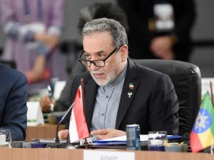 وزير الخارجية الإيراني عباس عراقجي خلال اجتماع في الجلسة العامة لمنتدى البريكس 2025