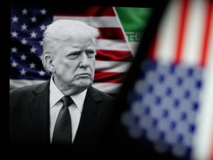 يظهر الرئيس الأمريكي دونالد ترامب خلف علم الولايات المتحدة الأمريكية.