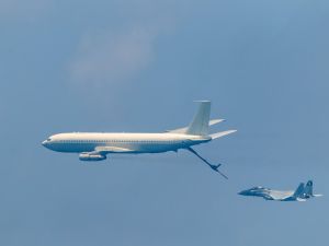 طائرة مقاتلة إسرائيلية وطائرة تزوّد بالوقود في الجو أثناء عملية التزوّد بالوقود. الطائرات تحلق من اليمين إلى اليسار بتشكيل.