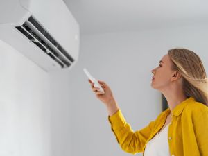 كيف تحمين بشرتكِ الحساسة من تأثير التكييف؟