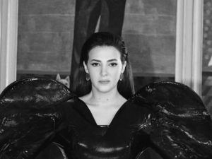 دنيا سمير غانم تطلب الدعاء لهاني شاكر