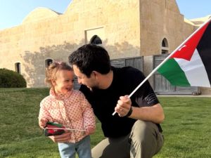 الأمير حسين يحتفل بيوم العلم الأردني مع ابنته إيمان بصورة عفوية