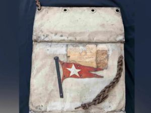 وسادة سفينة "تايتانيك" المعروضة في المزاد 