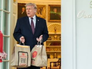 100 دولار مقابل توصيل طلب.. تصرف دونالد ترامب يثير الجدل