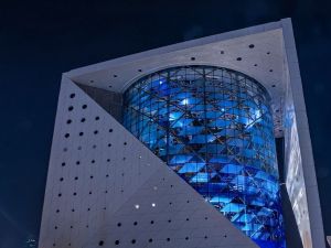 ذا جرين بلانيت دبي تضيء باللون الأزرق دعماً لمؤسسة "تحقيق أمنية" في الإمارات بمناسبة اليوم العالمي للأمنيات