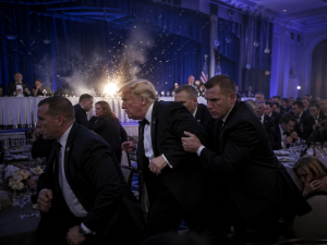 رصاصات تهز واشنطن.. ترامب أصبح الهدف الأول في أمريكا