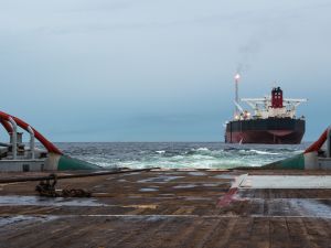 قارب جرّ وسحب ودعم (AHTS) أثناء عمليات التموضع الديناميكي (DP) بالقرب من ناقلة تخزين وإنتاج عائمة (FPSO). تقوم السفينة بعملية سحب ثابت…