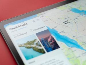 6 يوليو 2023: المملكة العربية السعودية على خريطة جهاز آيباد من شركة آبل، لقطة مقرّبة.