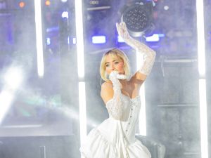 لقطة غير متوقعة.. زغرودة معجبة تربك سابرينا كاربنتر على المسرح