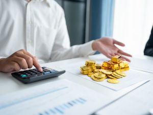 مكاسب للذهب بدعم التفاؤل بانتهاء الحرب وتراجع العملة الأمريكية