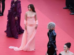 عليا بهات تتألق بإطلالة مشمشي ساحرة من تمارا رالف في مهرجان كان 2026