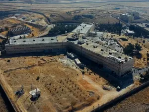 اعتقال حارس سجن