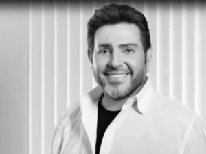 في مشهد مؤثر.. جثمان هاني شاكر يصل القاهرة استعدادًا لتشييعه