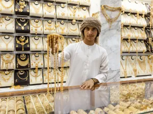الذهب يستقر قرب أعلى مستوى