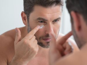 أسرار نضارة بشرة الرجل: روتين منزلي لا يستغرق 10 دقائق 