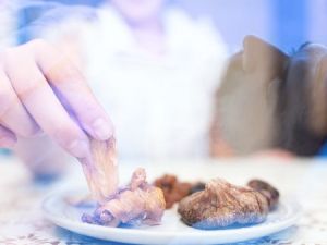 تفسير حلم دعوة الحي للميت على الطعام