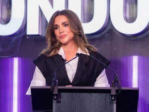 الأبيض والأسود يزينان إطلالة الملكة رانيا الأنيقة من ديور في لندن