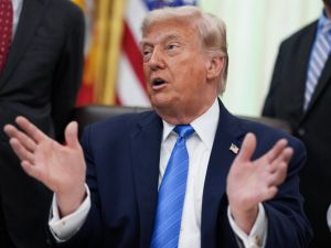 Trump threatens “very hard” strikes on Iran and hints at oil infrastructure takeover 