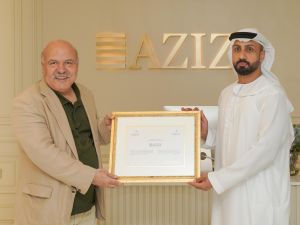 ميرويس عزيزي يتسلم جائزة تقديرية من "نادي دبي لسباق الخيل"