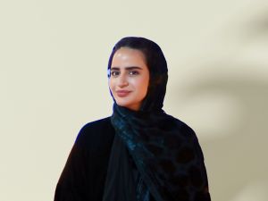 ينما يستعد خريجو دفعة 2026 من مدارس مؤسسة قطر لبدء فصل جديد من حياتهم، يستعيد اثنان من الخرّيجين السابقين لأكاديمية قطر – الدوحة، التابعة للتعليم ما قبل الجامعي بمؤسسة قطر، وبعد سنوات من بناء مسارات مهنية ناجحة في مجالات مختلفة، من القانون إلى العمل الثقافي، اللحظات التي ساهمت في تشكيل شخصياتهما، ورسّخت في داخلهما معاني الانتماء، والفضول للمعرفة، والمثابرة والسعي إلى إحداث أثر يتجاوز حدود المدرسة.  يُحتفل هذا الأسبوع بتخريج أحدث دفعة من طلاب مدارس التعليم ما قبل الجامعي بمؤسسة قطر، وذلك في حفل التكريم السنو