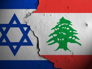 علمَا إسرائيل ولبنان يفصل بينهما صدع يرمز إلى التوتر بين البلدين.