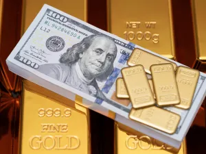 سعر الذهب اليوم يهبط بأكثر من 1%