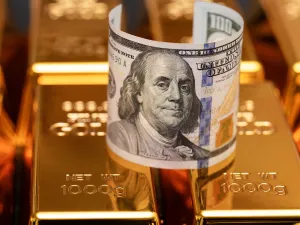 هدنة الشرق الأوسط تربك الأسواق.. الذهب مستقر والنفط يتراجع والدولار قوي
